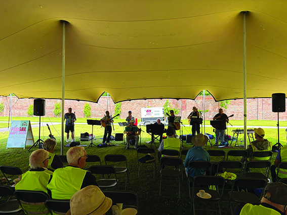 4 DL 02 Gerry the Plonkers performing at Newbridge Park